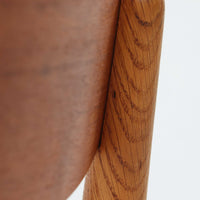 CH30は、ハンス・J・ウェグナーがデザインし、Carl Hansen & Son社によって製造された名作ダイニングチェア。チーク材とオーク材を組み合わせた美しいコントラストが特徴で、木の温もりと洗練されたフォルムが魅力です。特に背もたれと後ろ脚の繋ぎ目は、そのデザインの特徴となっており、独自性とクラフトマンシップの見本と言えるでしょう。背もたれにチーク材が使用された希少なモデルです。人気のため現在復刻されましたが、チーク材とオーク材の組み合わせはビンテージ品でのみ入手可能です。