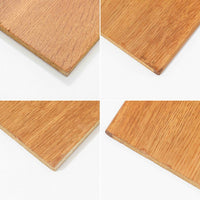 ボーエ・モーエンセンが手がけ、FDB Moblerより製作された北欧ビンテージのブックシェルフです。オーク材の木目を活かした端正で実直な佇まいは、生活に寄り添う家具を追求したデザイン哲学を色濃く感じさせます。左右に分かれた棚構成は収納力に優れ、書籍や器、オブジェまで整然と収められる構造です。特徴的な脚部は後年に付け替えられたものではなく、FDB社で製造されたオリジナル仕様で、取り外すと刻印が確認できます。全体に軽やかさと安定感を与える脚部と、長年の使用によって深みを増した素材感が相まい、空間に静かな存在感とビンテージならではの魅力を添える一台です。