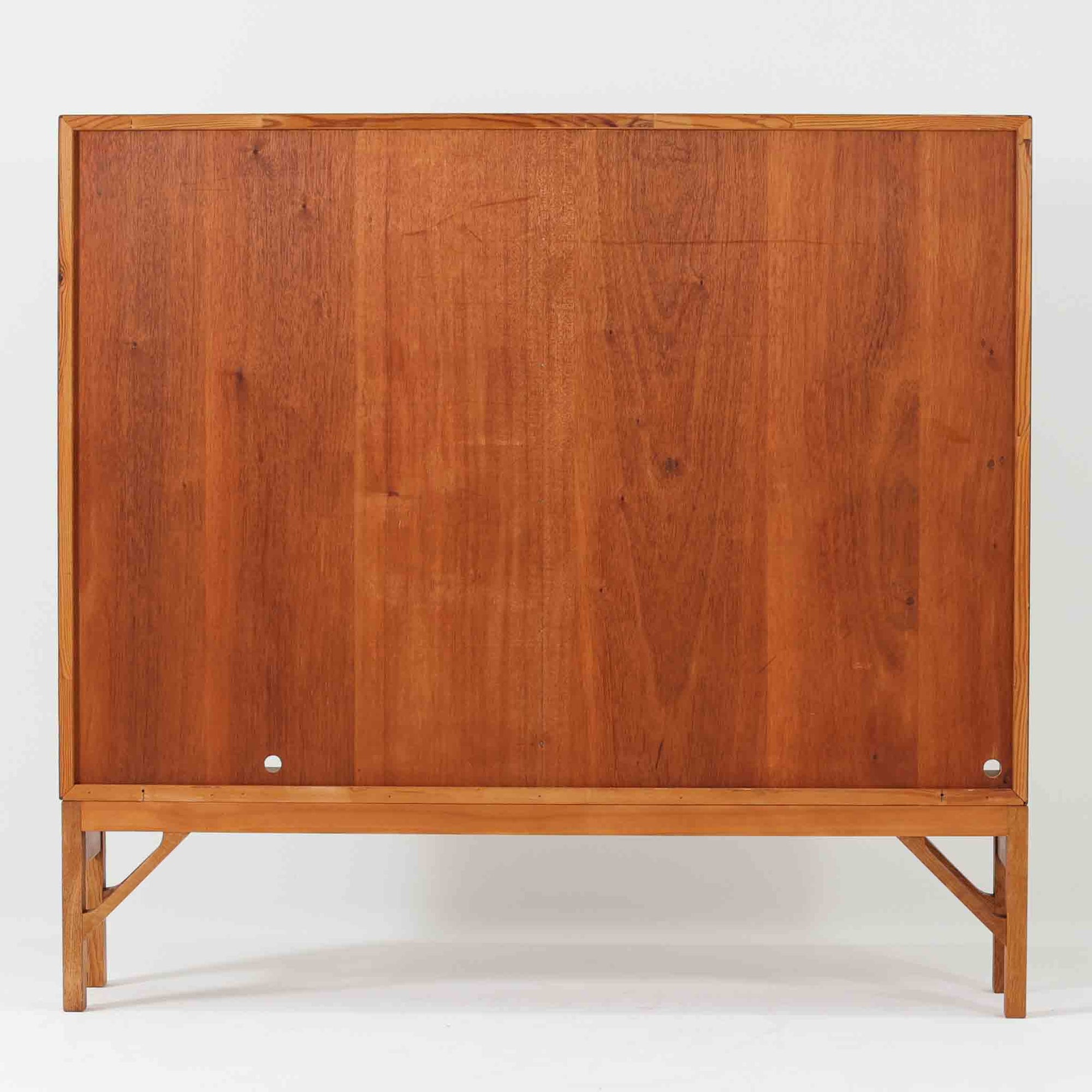 ボーエ・モーエンセンが手がけ、FDB Moblerより製作された北欧ビンテージのブックシェルフです。オーク材の木目を活かした端正で実直な佇まいは、生活に寄り添う家具を追求したデザイン哲学を色濃く感じさせます。左右に分かれた棚構成は収納力に優れ、書籍や器、オブジェまで整然と収められる構造です。特徴的な脚部は後年に付け替えられたものではなく、FDB社で製造されたオリジナル仕様で、取り外すと刻印が確認できます。全体に軽やかさと安定感を与える脚部と、長年の使用によって深みを増した素材感が相まい、空間に静かな存在感とビンテージならではの魅力を添える一台です。