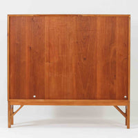 ボーエ・モーエンセンが手がけ、FDB Moblerより製作された北欧ビンテージのブックシェルフです。オーク材の木目を活かした端正で実直な佇まいは、生活に寄り添う家具を追求したデザイン哲学を色濃く感じさせます。左右に分かれた棚構成は収納力に優れ、書籍や器、オブジェまで整然と収められる構造です。特徴的な脚部は後年に付け替えられたものではなく、FDB社で製造されたオリジナル仕様で、取り外すと刻印が確認できます。全体に軽やかさと安定感を与える脚部と、長年の使用によって深みを増した素材感が相まい、空間に静かな存在感とビンテージならではの魅力を添える一台です。