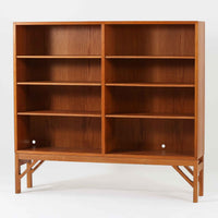 ボーエ・モーエンセンが手がけ、FDB Moblerより製作された北欧ビンテージのブックシェルフです。オーク材の木目を活かした端正で実直な佇まいは、生活に寄り添う家具を追求したデザイン哲学を色濃く感じさせます。左右に分かれた棚構成は収納力に優れ、書籍や器、オブジェまで整然と収められる構造です。特徴的な脚部は後年に付け替えられたものではなく、FDB社で製造されたオリジナル仕様で、取り外すと刻印が確認できます。全体に軽やかさと安定感を与える脚部と、長年の使用によって深みを増した素材感が相まい、空間に静かな存在感とビンテージならではの魅力を添える一台です。