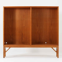 ボーエ・モーエンセンが手がけ、FDB Moblerより製作された北欧ビンテージのブックシェルフです。オーク材の木目を活かした端正で実直な佇まいは、生活に寄り添う家具を追求したデザイン哲学を色濃く感じさせます。左右に分かれた棚構成は収納力に優れ、書籍や器、オブジェまで整然と収められる構造です。特徴的な脚部は後年に付け替えられたものではなく、FDB社で製造されたオリジナル仕様で、取り外すと刻印が確認できます。全体に軽やかさと安定感を与える脚部と、長年の使用によって深みを増した素材感が相まい、空間に静かな存在感とビンテージならではの魅力を添える一台です。