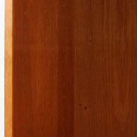 ボーエ・モーエンセンが手がけ、FDB Moblerより製作された北欧ビンテージのブックシェルフです。オーク材の木目を活かした端正で実直な佇まいは、生活に寄り添う家具を追求したデザイン哲学を色濃く感じさせます。左右に分かれた棚構成は収納力に優れ、書籍や器、オブジェまで整然と収められる構造です。特徴的な脚部は後年に付け替えられたものではなく、FDB社で製造されたオリジナル仕様で、取り外すと刻印が確認できます。全体に軽やかさと安定感を与える脚部と、長年の使用によって深みを増した素材感が相まい、空間に静かな存在感とビンテージならではの魅力を添える一台です。