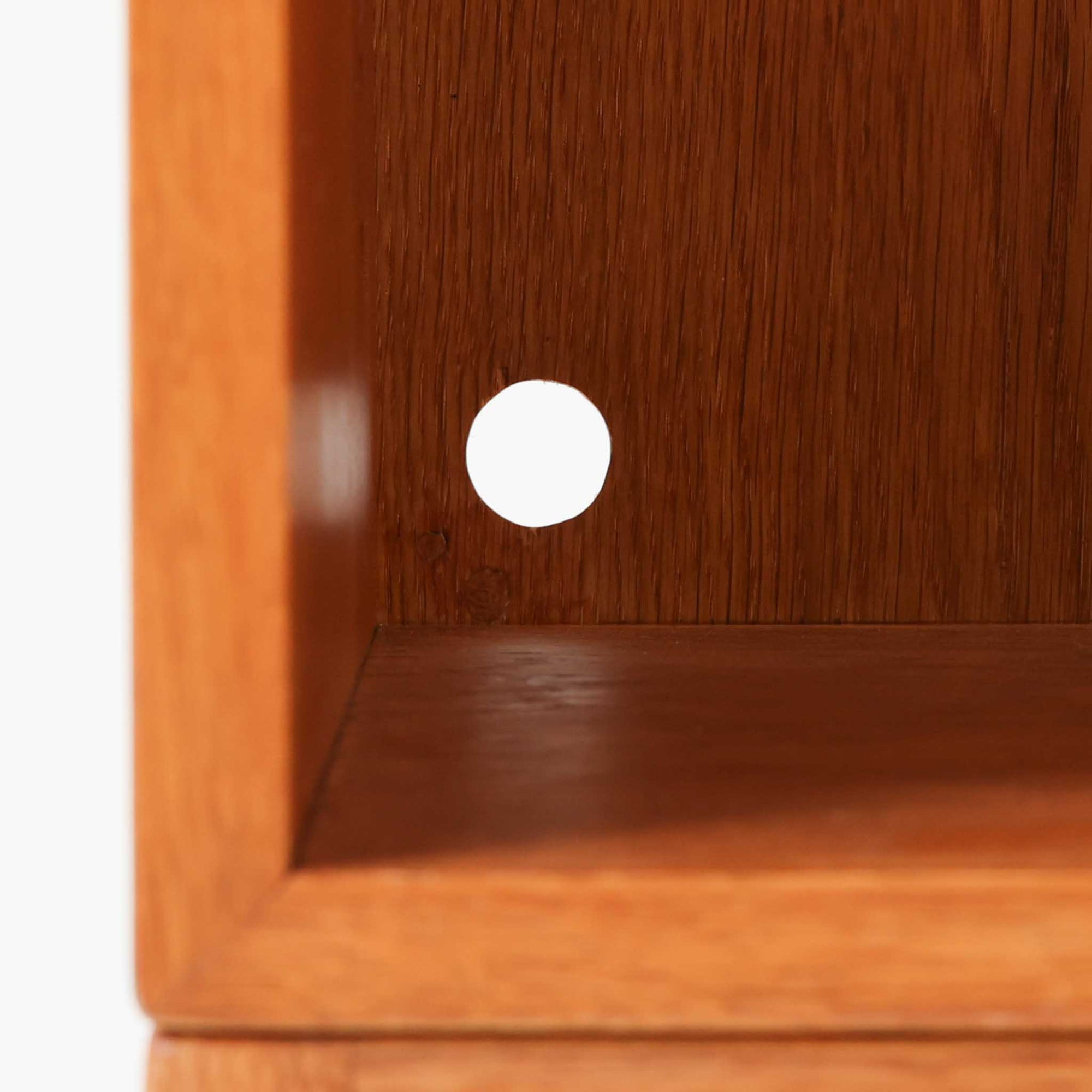 ボーエ・モーエンセンが手がけ、FDB Moblerより製作された北欧ビンテージのブックシェルフです。オーク材の木目を活かした端正で実直な佇まいは、生活に寄り添う家具を追求したデザイン哲学を色濃く感じさせます。左右に分かれた棚構成は収納力に優れ、書籍や器、オブジェまで整然と収められる構造です。特徴的な脚部は後年に付け替えられたものではなく、FDB社で製造されたオリジナル仕様で、取り外すと刻印が確認できます。全体に軽やかさと安定感を与える脚部と、長年の使用によって深みを増した素材感が相まい、空間に静かな存在感とビンテージならではの魅力を添える一台です。