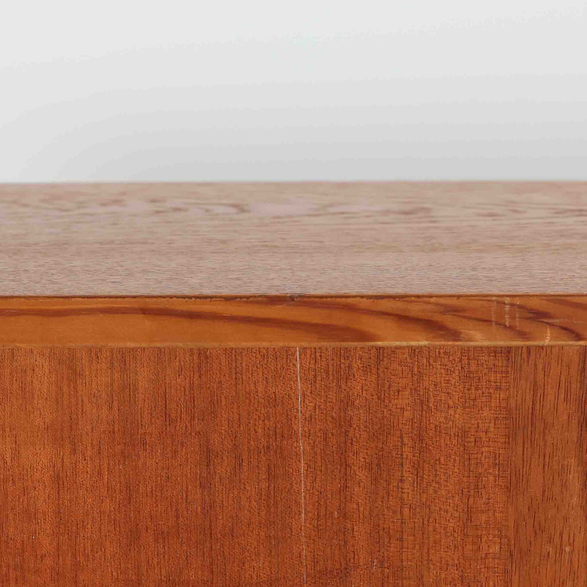 ボーエ・モーエンセンが手がけ、FDB Moblerより製作された北欧ビンテージのブックシェルフです。オーク材の木目を活かした端正で実直な佇まいは、生活に寄り添う家具を追求したデザイン哲学を色濃く感じさせます。左右に分かれた棚構成は収納力に優れ、書籍や器、オブジェまで整然と収められる構造です。特徴的な脚部は後年に付け替えられたものではなく、FDB社で製造されたオリジナル仕様で、取り外すと刻印が確認できます。全体に軽やかさと安定感を与える脚部と、長年の使用によって深みを増した素材感が相まい、空間に静かな存在感とビンテージならではの魅力を添える一台です。