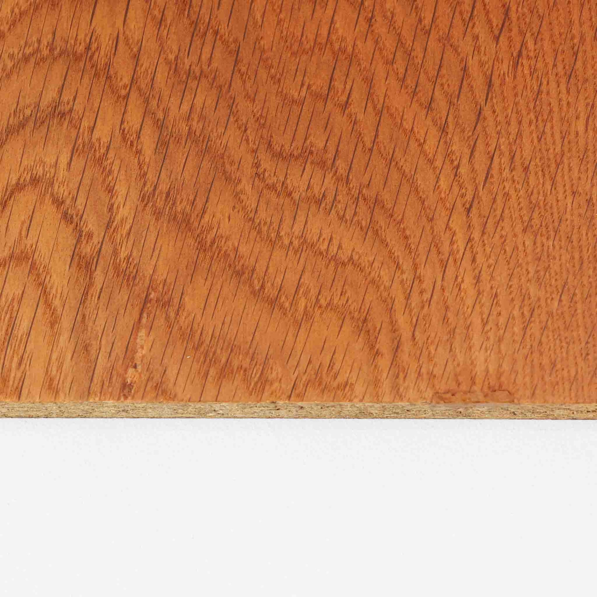 ボーエ・モーエンセンが手がけ、FDB Moblerより製作された北欧ビンテージのブックシェルフです。オーク材の木目を活かした端正で実直な佇まいは、生活に寄り添う家具を追求したデザイン哲学を色濃く感じさせます。左右に分かれた棚構成は収納力に優れ、書籍や器、オブジェまで整然と収められる構造です。特徴的な脚部は後年に付け替えられたものではなく、FDB社で製造されたオリジナル仕様で、取り外すと刻印が確認できます。全体に軽やかさと安定感を与える脚部と、長年の使用によって深みを増した素材感が相まい、空間に静かな存在感とビンテージならではの魅力を添える一台です。