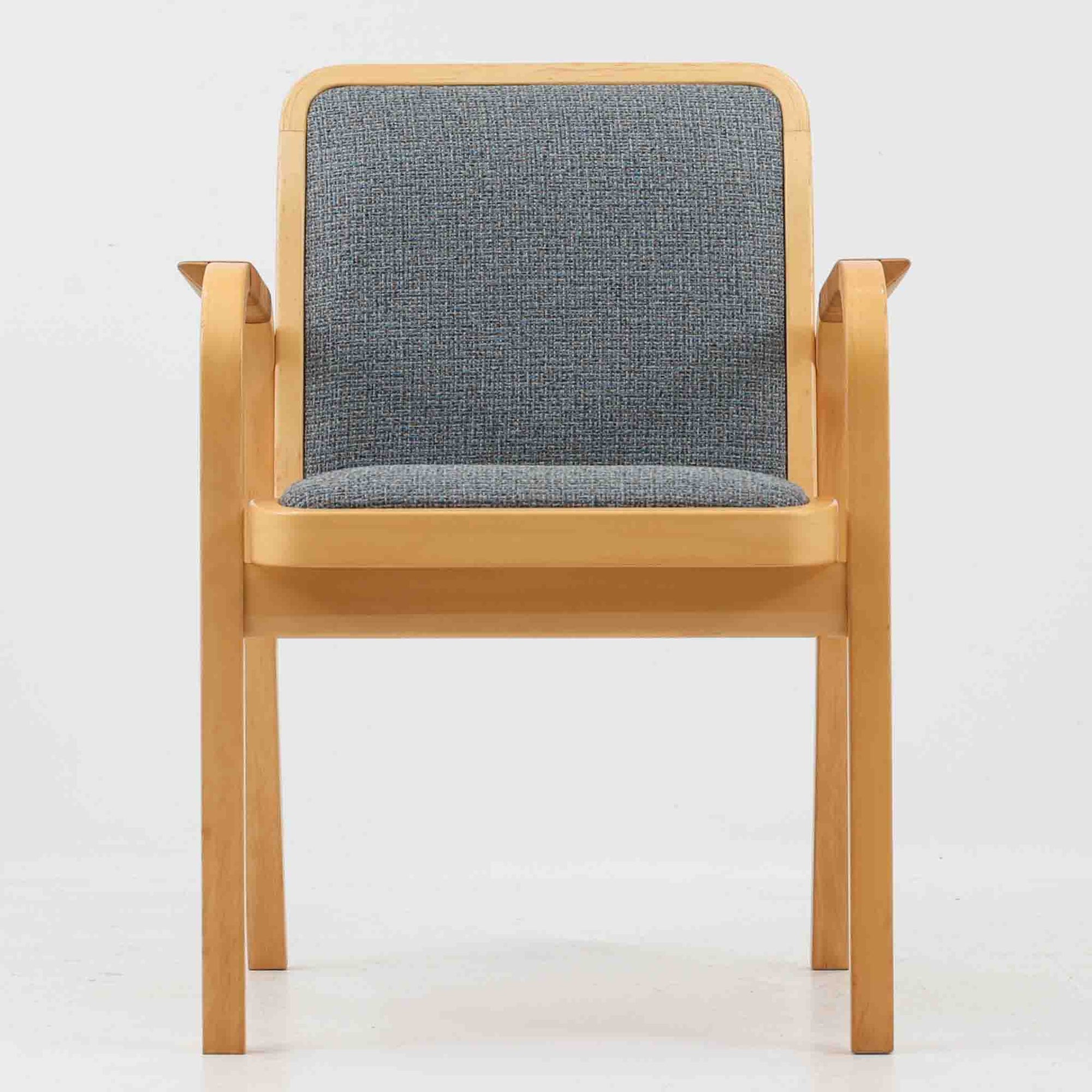 アルヴァ・アアルトが手掛け、アルテックより製作されたモデルE45のアームチェアは、積層バーチ材による滑らかなフレームと、アーム上部に施されたラタン巻きが特徴的な北欧ビンテージの名作です。直線と曲線を巧みに組み合わせた構造は、視覚的な軽やかさと高い強度を両立し、背と座には張りのあるファブリックを用いることで、長時間でも快適な座り心地を実現しています。使い込むほどに木部の色味が深まり、素材の経年変化を楽しめる点も魅力で、ダイニングや書斎、公共空間まで幅広いシーンで活躍する一脚です。