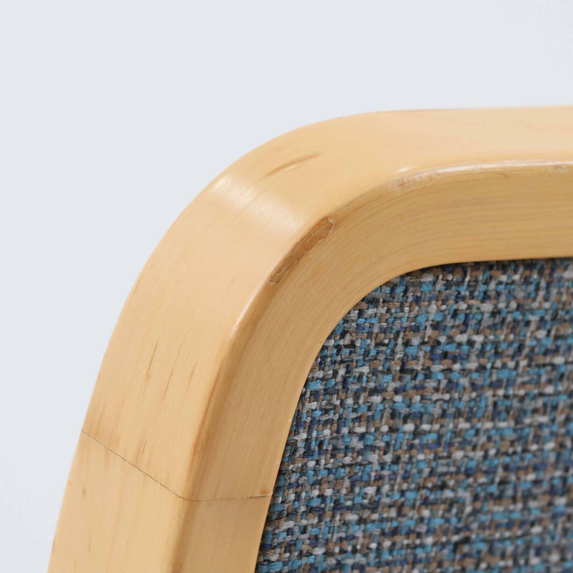 アルヴァ・アアルトが手掛け、アルテックより製作されたモデルE45のアームチェアは、積層バーチ材による滑らかなフレームと、アーム上部に施されたラタン巻きが特徴的な北欧ビンテージの名作です。直線と曲線を巧みに組み合わせた構造は、視覚的な軽やかさと高い強度を両立し、背と座には張りのあるファブリックを用いることで、長時間でも快適な座り心地を実現しています。使い込むほどに木部の色味が深まり、素材の経年変化を楽しめる点も魅力で、ダイニングや書斎、公共空間まで幅広いシーンで活躍する一脚です。