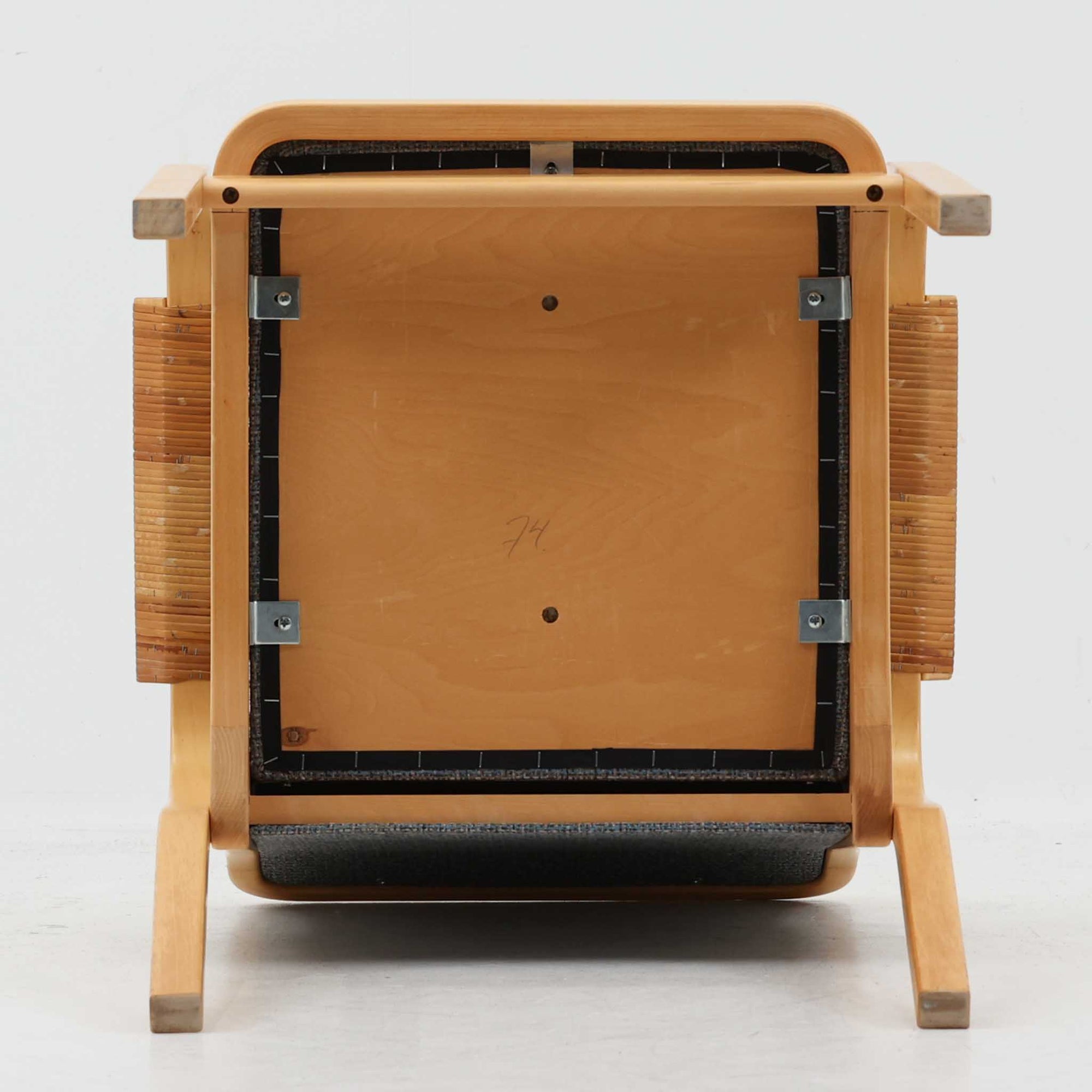 アルヴァ・アアルトが手掛け、アルテックより製作されたモデルE45のアームチェアは、積層バーチ材による滑らかなフレームと、アーム上部に施されたラタン巻きが特徴的な北欧ビンテージの名作です。直線と曲線を巧みに組み合わせた構造は、視覚的な軽やかさと高い強度を両立し、背と座には張りのあるファブリックを用いることで、長時間でも快適な座り心地を実現しています。使い込むほどに木部の色味が深まり、素材の経年変化を楽しめる点も魅力で、ダイニングや書斎、公共空間まで幅広いシーンで活躍する一脚です。