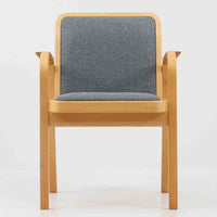 アルヴァ・アアルトが手掛け、アルテックより製作されたモデルE45のアームチェアは、積層バーチ材による滑らかなフレームと、アーム上部に施されたラタン巻きが特徴的な北欧ビンテージの名作です。直線と曲線を巧みに組み合わせた構造は、視覚的な軽やかさと高い強度を両立し、背と座には張りのあるファブリックを用いることで、長時間でも快適な座り心地を実現しています。使い込むほどに木部の色味が深まり、素材の経年変化を楽しめる点も魅力で、ダイニングや書斎、公共空間まで幅広いシーンで活躍する一脚です。