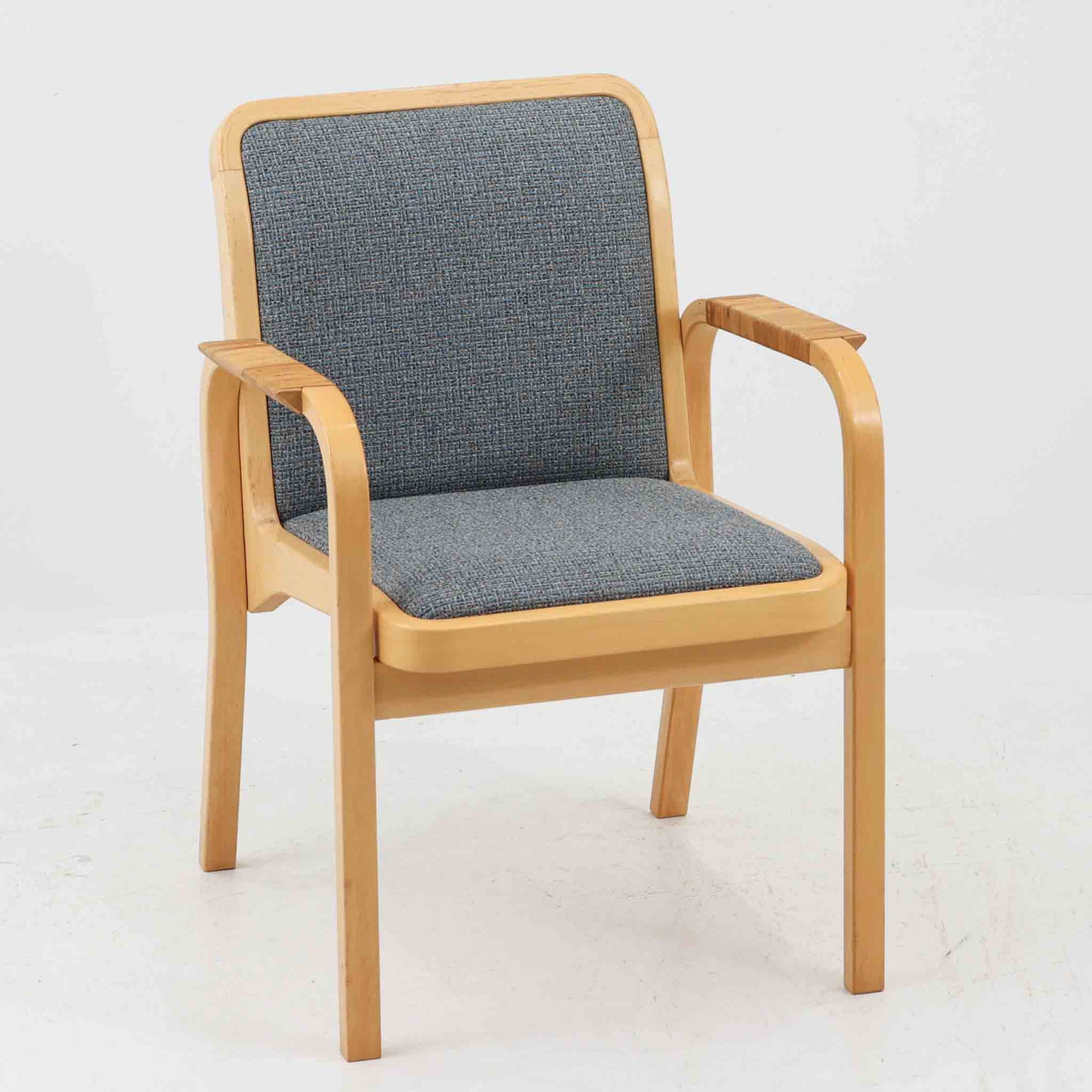 アルヴァ・アアルトが手掛け、アルテックより製作されたモデルE45のアームチェアは、積層バーチ材による滑らかなフレームと、アーム上部に施されたラタン巻きが特徴的な北欧ビンテージの名作です。直線と曲線を巧みに組み合わせた構造は、視覚的な軽やかさと高い強度を両立し、背と座には張りのあるファブリックを用いることで、長時間でも快適な座り心地を実現しています。使い込むほどに木部の色味が深まり、素材の経年変化を楽しめる点も魅力で、ダイニングや書斎、公共空間まで幅広いシーンで活躍する一脚です。