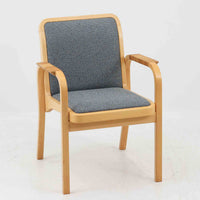 アルヴァ・アアルトが手掛け、アルテックより製作されたモデルE45のアームチェアは、積層バーチ材による滑らかなフレームと、アーム上部に施されたラタン巻きが特徴的な北欧ビンテージの名作です。直線と曲線を巧みに組み合わせた構造は、視覚的な軽やかさと高い強度を両立し、背と座には張りのあるファブリックを用いることで、長時間でも快適な座り心地を実現しています。使い込むほどに木部の色味が深まり、素材の経年変化を楽しめる点も魅力で、ダイニングや書斎、公共空間まで幅広いシーンで活躍する一脚です。