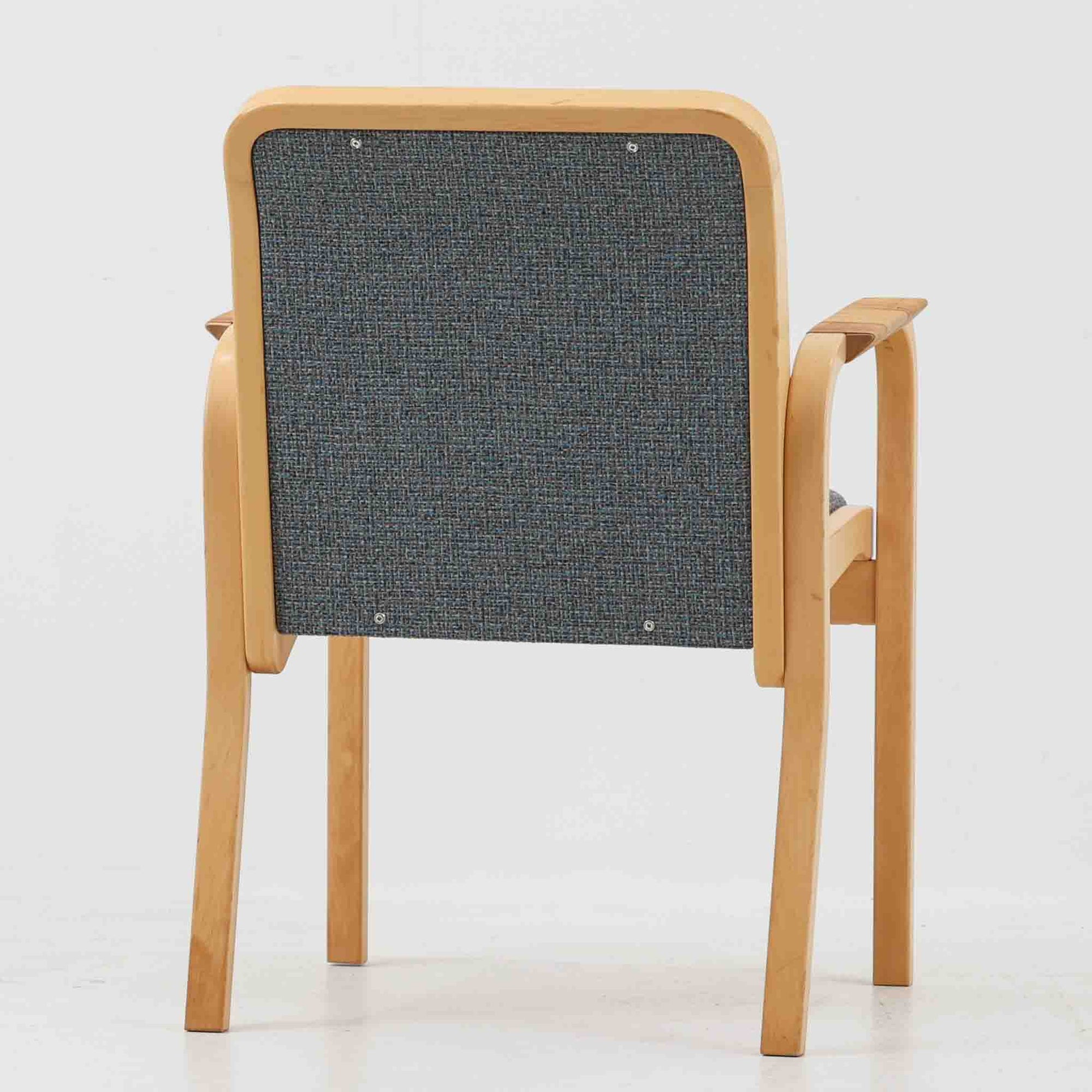 アルヴァ・アアルトが手掛け、アルテックより製作されたモデルE45のアームチェアは、積層バーチ材による滑らかなフレームと、アーム上部に施されたラタン巻きが特徴的な北欧ビンテージの名作です。直線と曲線を巧みに組み合わせた構造は、視覚的な軽やかさと高い強度を両立し、背と座には張りのあるファブリックを用いることで、長時間でも快適な座り心地を実現しています。使い込むほどに木部の色味が深まり、素材の経年変化を楽しめる点も魅力で、ダイニングや書斎、公共空間まで幅広いシーンで活躍する一脚です。