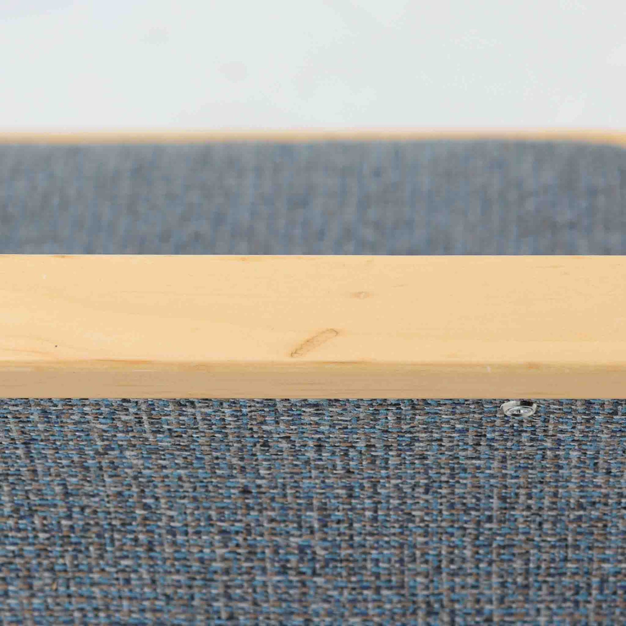 アルヴァ・アアルトが手掛け、アルテックより製作されたモデルE45のアームチェアは、積層バーチ材による滑らかなフレームと、アーム上部に施されたラタン巻きが特徴的な北欧ビンテージの名作です。直線と曲線を巧みに組み合わせた構造は、視覚的な軽やかさと高い強度を両立し、背と座には張りのあるファブリックを用いることで、長時間でも快適な座り心地を実現しています。使い込むほどに木部の色味が深まり、素材の経年変化を楽しめる点も魅力で、ダイニングや書斎、公共空間まで幅広いシーンで活躍する一脚です。