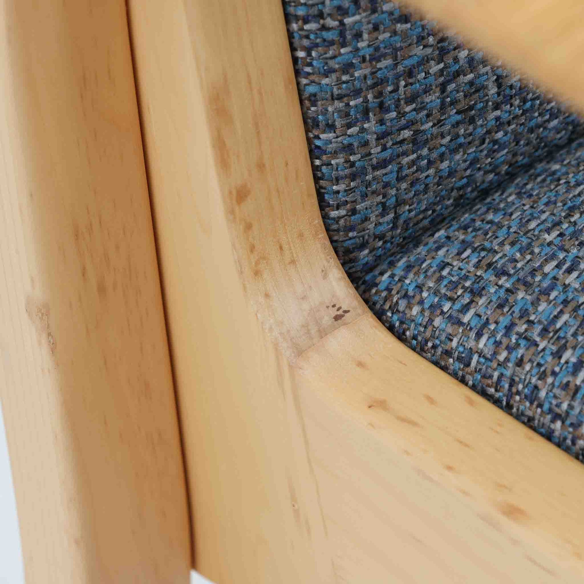 アルヴァ・アアルトが手掛け、アルテックより製作されたモデルE45のアームチェアは、積層バーチ材による滑らかなフレームと、アーム上部に施されたラタン巻きが特徴的な北欧ビンテージの名作です。直線と曲線を巧みに組み合わせた構造は、視覚的な軽やかさと高い強度を両立し、背と座には張りのあるファブリックを用いることで、長時間でも快適な座り心地を実現しています。使い込むほどに木部の色味が深まり、素材の経年変化を楽しめる点も魅力で、ダイニングや書斎、公共空間まで幅広いシーンで活躍する一脚です。