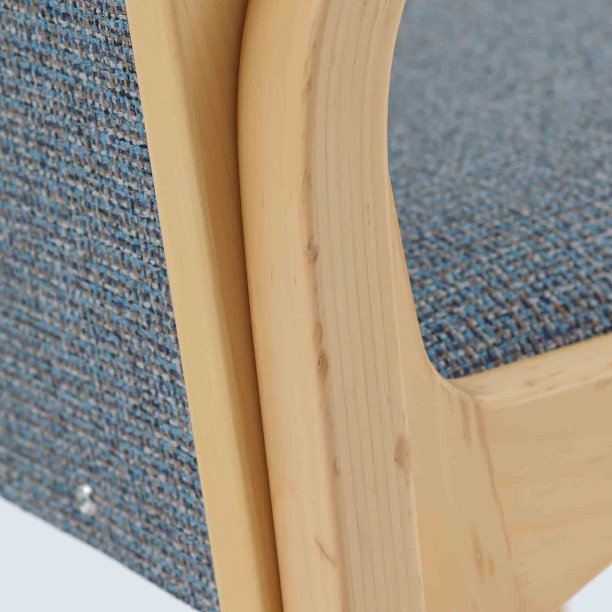 アルヴァ・アアルトが手掛け、アルテックより製作されたモデルE45のアームチェアは、積層バーチ材による滑らかなフレームと、アーム上部に施されたラタン巻きが特徴的な北欧ビンテージの名作です。直線と曲線を巧みに組み合わせた構造は、視覚的な軽やかさと高い強度を両立し、背と座には張りのあるファブリックを用いることで、長時間でも快適な座り心地を実現しています。使い込むほどに木部の色味が深まり、素材の経年変化を楽しめる点も魅力で、ダイニングや書斎、公共空間まで幅広いシーンで活躍する一脚です。