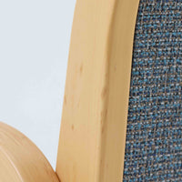 アルヴァ・アアルトが手掛け、アルテックより製作されたモデルE45のアームチェアは、積層バーチ材による滑らかなフレームと、アーム上部に施されたラタン巻きが特徴的な北欧ビンテージの名作です。直線と曲線を巧みに組み合わせた構造は、視覚的な軽やかさと高い強度を両立し、背と座には張りのあるファブリックを用いることで、長時間でも快適な座り心地を実現しています。使い込むほどに木部の色味が深まり、素材の経年変化を楽しめる点も魅力で、ダイニングや書斎、公共空間まで幅広いシーンで活躍する一脚です。