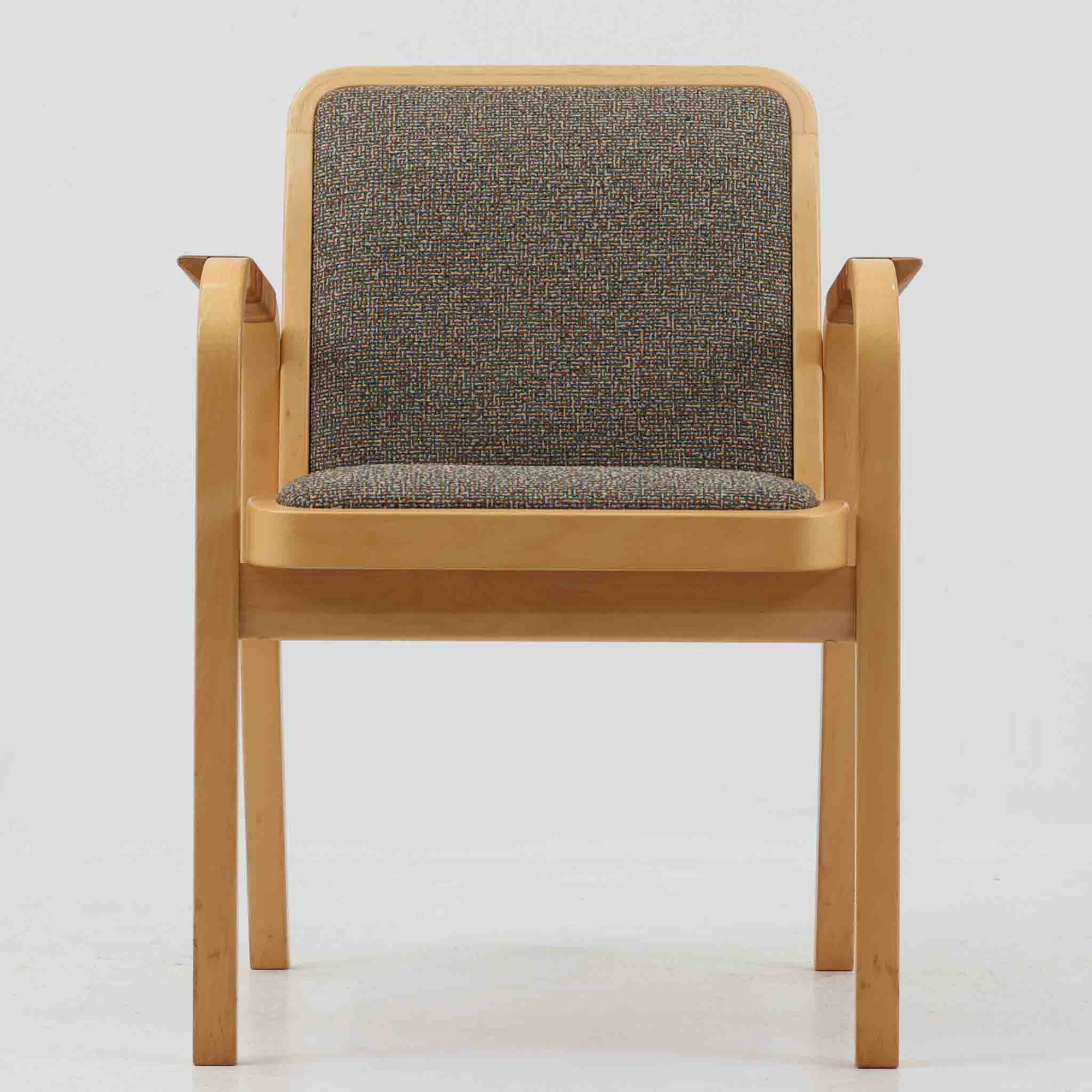 アルヴァ・アアルトが手掛け、アルテックより製作されたモデルE45のアームチェアは、積層バーチ材による滑らかなフレームと、アーム上部に施されたラタン巻きが特徴的な北欧ビンテージの名作です。直線と曲線を巧みに組み合わせた構造は、視覚的な軽やかさと高い強度を両立し、背と座には張りのあるファブリックを用いることで、長時間でも快適な座り心地を実現しています。使い込むほどに木部の色味が深まり、素材の経年変化を楽しめる点も魅力で、ダイニングや書斎、公共空間まで幅広いシーンで活躍する一脚です。