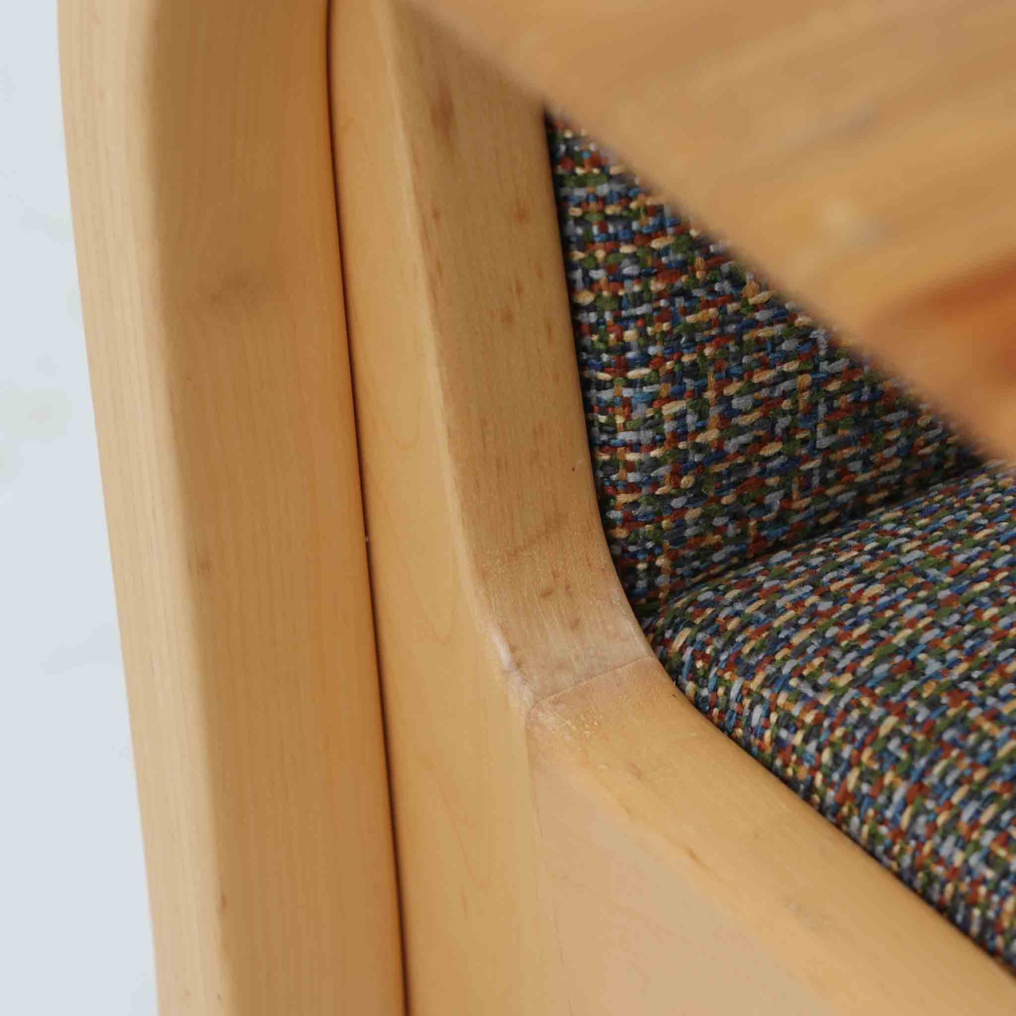 アルヴァ・アアルトが手掛け、アルテックより製作されたモデルE45のアームチェアは、積層バーチ材による滑らかなフレームと、アーム上部に施されたラタン巻きが特徴的な北欧ビンテージの名作です。直線と曲線を巧みに組み合わせた構造は、視覚的な軽やかさと高い強度を両立し、背と座には張りのあるファブリックを用いることで、長時間でも快適な座り心地を実現しています。使い込むほどに木部の色味が深まり、素材の経年変化を楽しめる点も魅力で、ダイニングや書斎、公共空間まで幅広いシーンで活躍する一脚です。