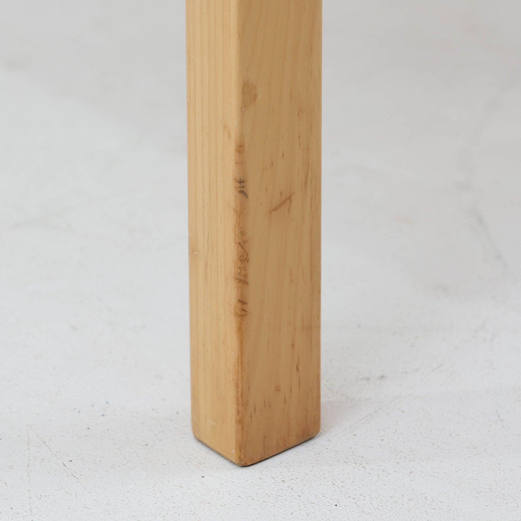 アルヴァ・アアルトが手掛け、アルテックより製作されたモデルE45のアームチェアは、積層バーチ材による滑らかなフレームと、アーム上部に施されたラタン巻きが特徴的な北欧ビンテージの名作です。直線と曲線を巧みに組み合わせた構造は、視覚的な軽やかさと高い強度を両立し、背と座には張りのあるファブリックを用いることで、長時間でも快適な座り心地を実現しています。使い込むほどに木部の色味が深まり、素材の経年変化を楽しめる点も魅力で、ダイニングや書斎、公共空間まで幅広いシーンで活躍する一脚です。