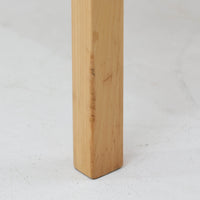 アルヴァ・アアルトが手掛け、アルテックより製作されたモデルE45のアームチェアは、積層バーチ材による滑らかなフレームと、アーム上部に施されたラタン巻きが特徴的な北欧ビンテージの名作です。直線と曲線を巧みに組み合わせた構造は、視覚的な軽やかさと高い強度を両立し、背と座には張りのあるファブリックを用いることで、長時間でも快適な座り心地を実現しています。使い込むほどに木部の色味が深まり、素材の経年変化を楽しめる点も魅力で、ダイニングや書斎、公共空間まで幅広いシーンで活躍する一脚です。