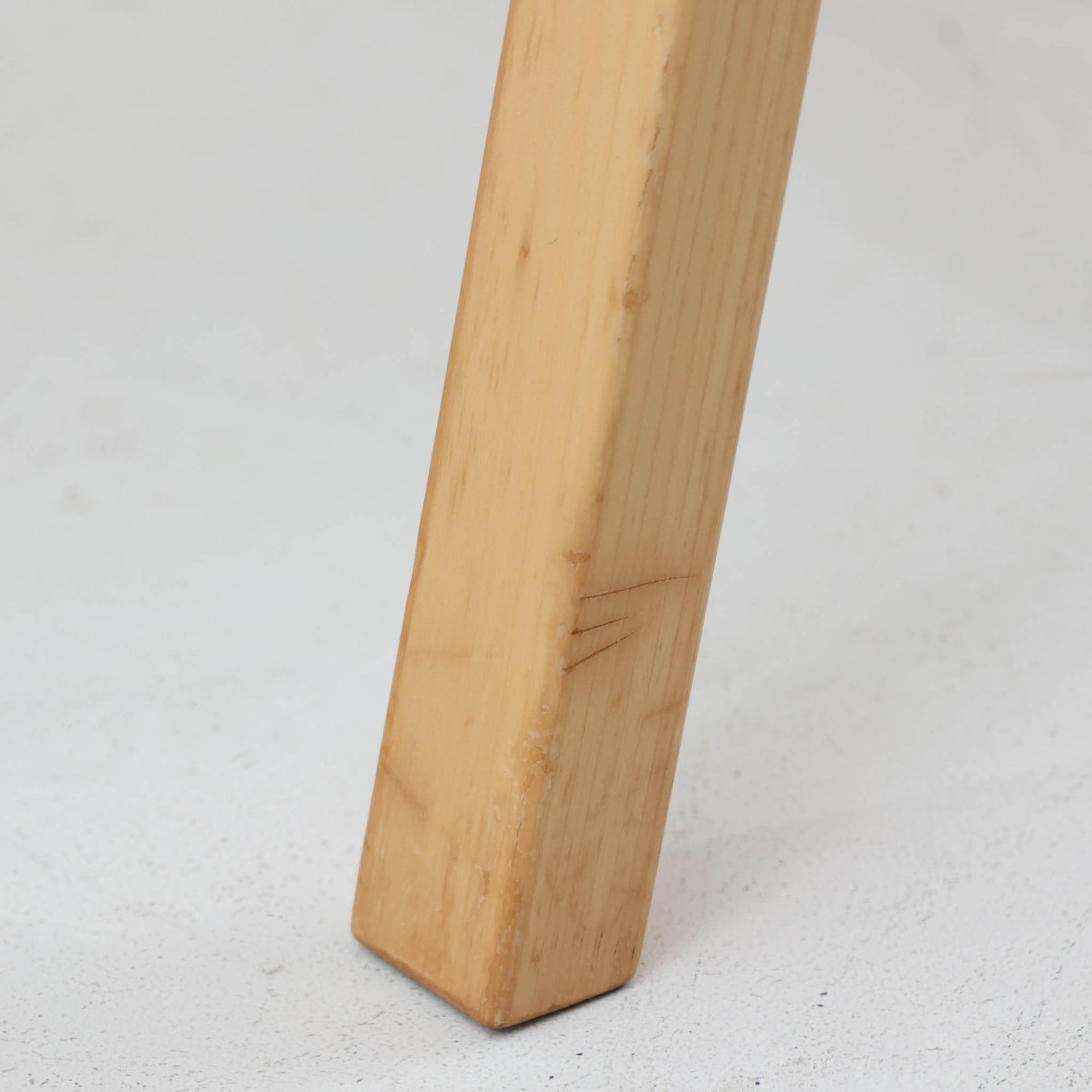 アルヴァ・アアルトが手掛け、アルテックより製作されたモデルE45のアームチェアは、積層バーチ材による滑らかなフレームと、アーム上部に施されたラタン巻きが特徴的な北欧ビンテージの名作です。直線と曲線を巧みに組み合わせた構造は、視覚的な軽やかさと高い強度を両立し、背と座には張りのあるファブリックを用いることで、長時間でも快適な座り心地を実現しています。使い込むほどに木部の色味が深まり、素材の経年変化を楽しめる点も魅力で、ダイニングや書斎、公共空間まで幅広いシーンで活躍する一脚です。