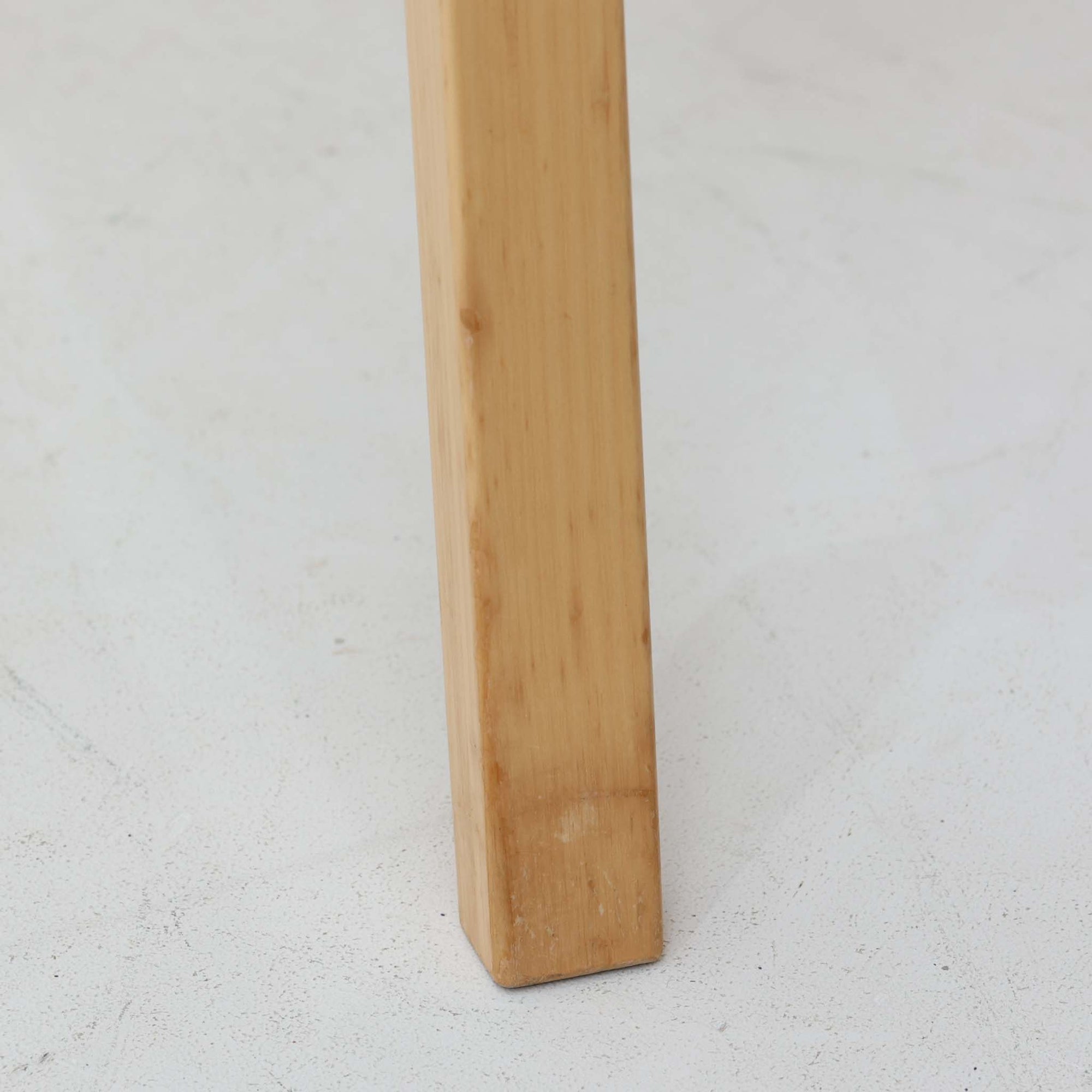 アルヴァ・アアルトが手掛け、アルテックより製作されたモデルE45のアームチェアは、積層バーチ材による滑らかなフレームと、アーム上部に施されたラタン巻きが特徴的な北欧ビンテージの名作です。直線と曲線を巧みに組み合わせた構造は、視覚的な軽やかさと高い強度を両立し、背と座には張りのあるファブリックを用いることで、長時間でも快適な座り心地を実現しています。使い込むほどに木部の色味が深まり、素材の経年変化を楽しめる点も魅力で、ダイニングや書斎、公共空間まで幅広いシーンで活躍する一脚です。