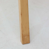 アルヴァ・アアルトが手掛け、アルテックより製作されたモデルE45のアームチェアは、積層バーチ材による滑らかなフレームと、アーム上部に施されたラタン巻きが特徴的な北欧ビンテージの名作です。直線と曲線を巧みに組み合わせた構造は、視覚的な軽やかさと高い強度を両立し、背と座には張りのあるファブリックを用いることで、長時間でも快適な座り心地を実現しています。使い込むほどに木部の色味が深まり、素材の経年変化を楽しめる点も魅力で、ダイニングや書斎、公共空間まで幅広いシーンで活躍する一脚です。