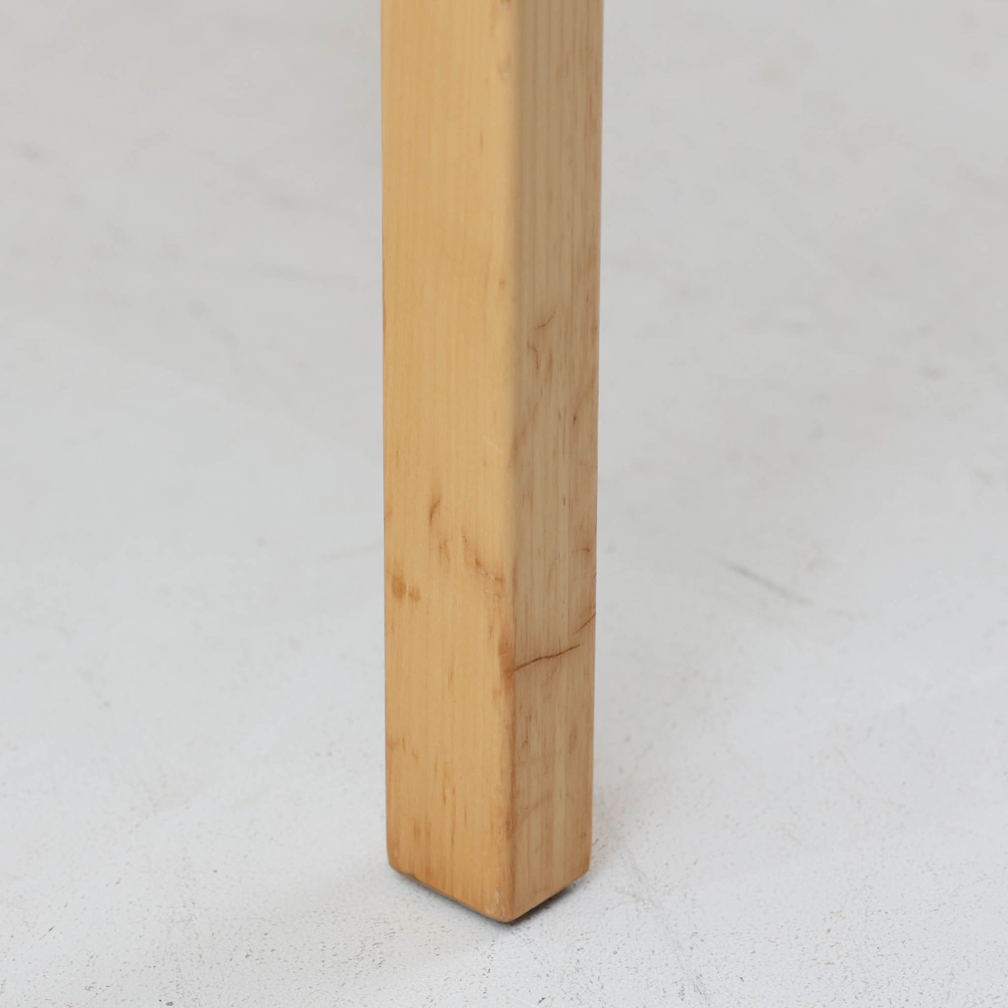 アルヴァ・アアルトが手掛け、アルテックより製作されたモデルE45のアームチェアは、積層バーチ材による滑らかなフレームと、アーム上部に施されたラタン巻きが特徴的な北欧ビンテージの名作です。直線と曲線を巧みに組み合わせた構造は、視覚的な軽やかさと高い強度を両立し、背と座には張りのあるファブリックを用いることで、長時間でも快適な座り心地を実現しています。使い込むほどに木部の色味が深まり、素材の経年変化を楽しめる点も魅力で、ダイニングや書斎、公共空間まで幅広いシーンで活躍する一脚です。