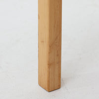 アルヴァ・アアルトが手掛け、アルテックより製作されたモデルE45のアームチェアは、積層バーチ材による滑らかなフレームと、アーム上部に施されたラタン巻きが特徴的な北欧ビンテージの名作です。直線と曲線を巧みに組み合わせた構造は、視覚的な軽やかさと高い強度を両立し、背と座には張りのあるファブリックを用いることで、長時間でも快適な座り心地を実現しています。使い込むほどに木部の色味が深まり、素材の経年変化を楽しめる点も魅力で、ダイニングや書斎、公共空間まで幅広いシーンで活躍する一脚です。