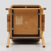 アルヴァ・アアルトが手掛け、アルテックより製作されたモデルE45のアームチェアは、積層バーチ材による滑らかなフレームと、アーム上部に施されたラタン巻きが特徴的な北欧ビンテージの名作です。直線と曲線を巧みに組み合わせた構造は、視覚的な軽やかさと高い強度を両立し、背と座には張りのあるファブリックを用いることで、長時間でも快適な座り心地を実現しています。使い込むほどに木部の色味が深まり、素材の経年変化を楽しめる点も魅力で、ダイニングや書斎、公共空間まで幅広いシーンで活躍する一脚です。