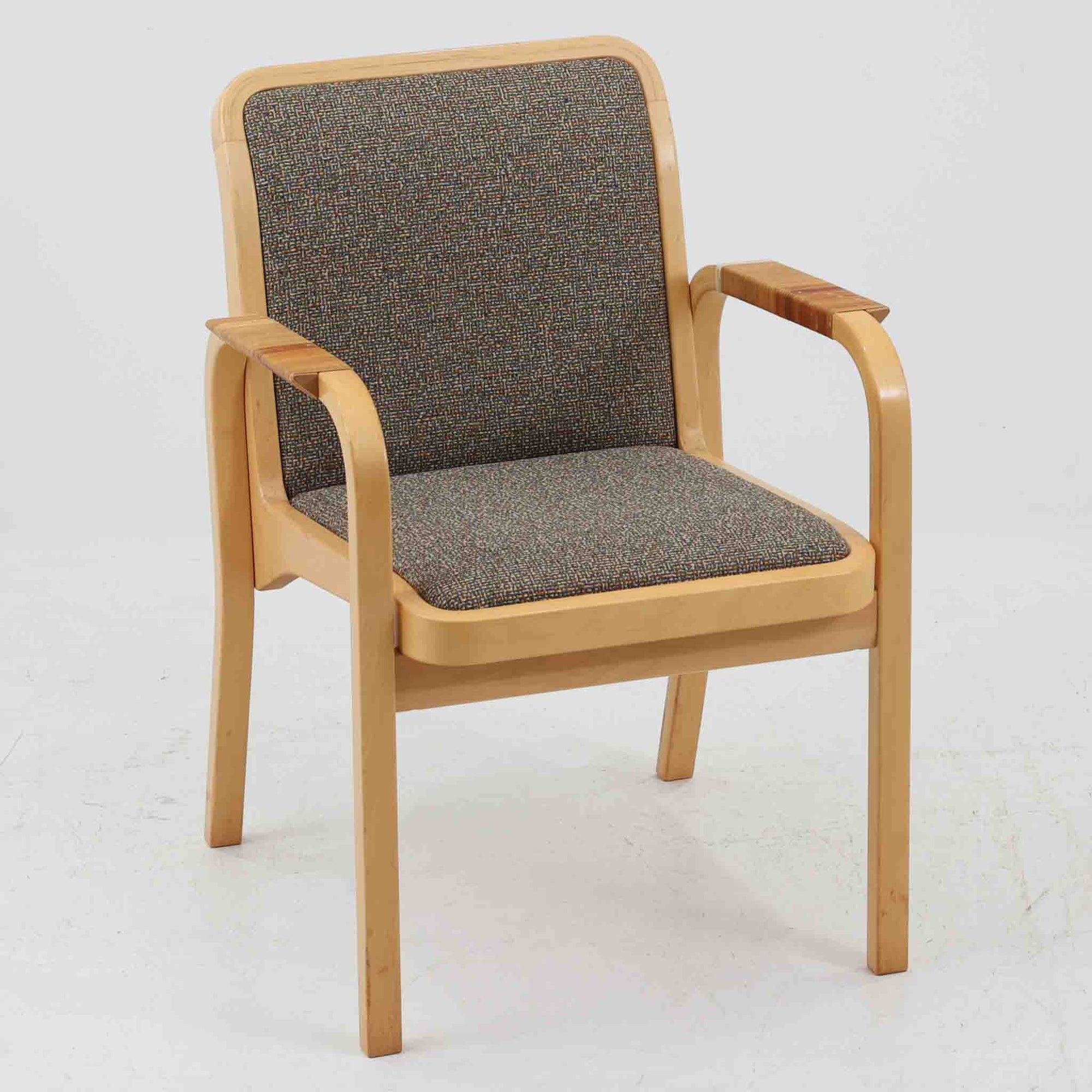 アルヴァ・アアルトが手掛け、アルテックより製作されたモデルE45のアームチェアは、積層バーチ材による滑らかなフレームと、アーム上部に施されたラタン巻きが特徴的な北欧ビンテージの名作です。直線と曲線を巧みに組み合わせた構造は、視覚的な軽やかさと高い強度を両立し、背と座には張りのあるファブリックを用いることで、長時間でも快適な座り心地を実現しています。使い込むほどに木部の色味が深まり、素材の経年変化を楽しめる点も魅力で、ダイニングや書斎、公共空間まで幅広いシーンで活躍する一脚です。