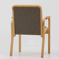 アルヴァ・アアルトが手掛け、アルテックより製作されたモデルE45のアームチェアは、積層バーチ材による滑らかなフレームと、アーム上部に施されたラタン巻きが特徴的な北欧ビンテージの名作です。直線と曲線を巧みに組み合わせた構造は、視覚的な軽やかさと高い強度を両立し、背と座には張りのあるファブリックを用いることで、長時間でも快適な座り心地を実現しています。使い込むほどに木部の色味が深まり、素材の経年変化を楽しめる点も魅力で、ダイニングや書斎、公共空間まで幅広いシーンで活躍する一脚です。