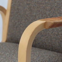 アルヴァ・アアルトが手掛け、アルテックより製作されたモデルE45のアームチェアは、積層バーチ材による滑らかなフレームと、アーム上部に施されたラタン巻きが特徴的な北欧ビンテージの名作です。直線と曲線を巧みに組み合わせた構造は、視覚的な軽やかさと高い強度を両立し、背と座には張りのあるファブリックを用いることで、長時間でも快適な座り心地を実現しています。使い込むほどに木部の色味が深まり、素材の経年変化を楽しめる点も魅力で、ダイニングや書斎、公共空間まで幅広いシーンで活躍する一脚です。