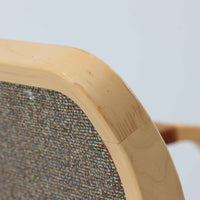 アルヴァ・アアルトが手掛け、アルテックより製作されたモデルE45のアームチェアは、積層バーチ材による滑らかなフレームと、アーム上部に施されたラタン巻きが特徴的な北欧ビンテージの名作です。直線と曲線を巧みに組み合わせた構造は、視覚的な軽やかさと高い強度を両立し、背と座には張りのあるファブリックを用いることで、長時間でも快適な座り心地を実現しています。使い込むほどに木部の色味が深まり、素材の経年変化を楽しめる点も魅力で、ダイニングや書斎、公共空間まで幅広いシーンで活躍する一脚です。