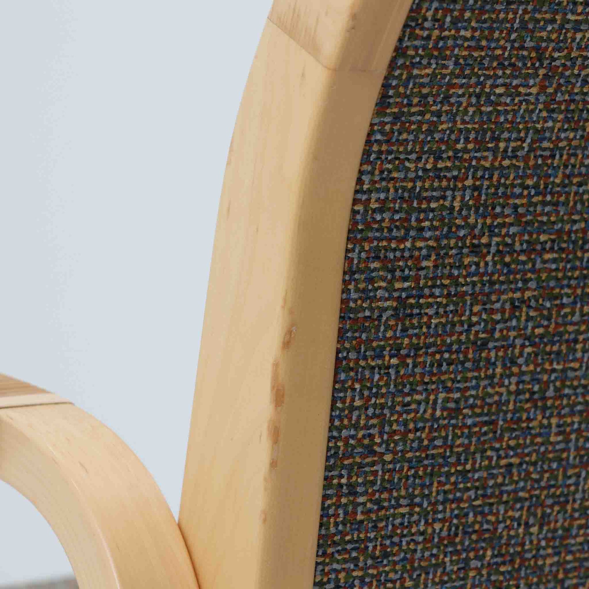 アルヴァ・アアルトが手掛け、アルテックより製作されたモデルE45のアームチェアは、積層バーチ材による滑らかなフレームと、アーム上部に施されたラタン巻きが特徴的な北欧ビンテージの名作です。直線と曲線を巧みに組み合わせた構造は、視覚的な軽やかさと高い強度を両立し、背と座には張りのあるファブリックを用いることで、長時間でも快適な座り心地を実現しています。使い込むほどに木部の色味が深まり、素材の経年変化を楽しめる点も魅力で、ダイニングや書斎、公共空間まで幅広いシーンで活躍する一脚です。