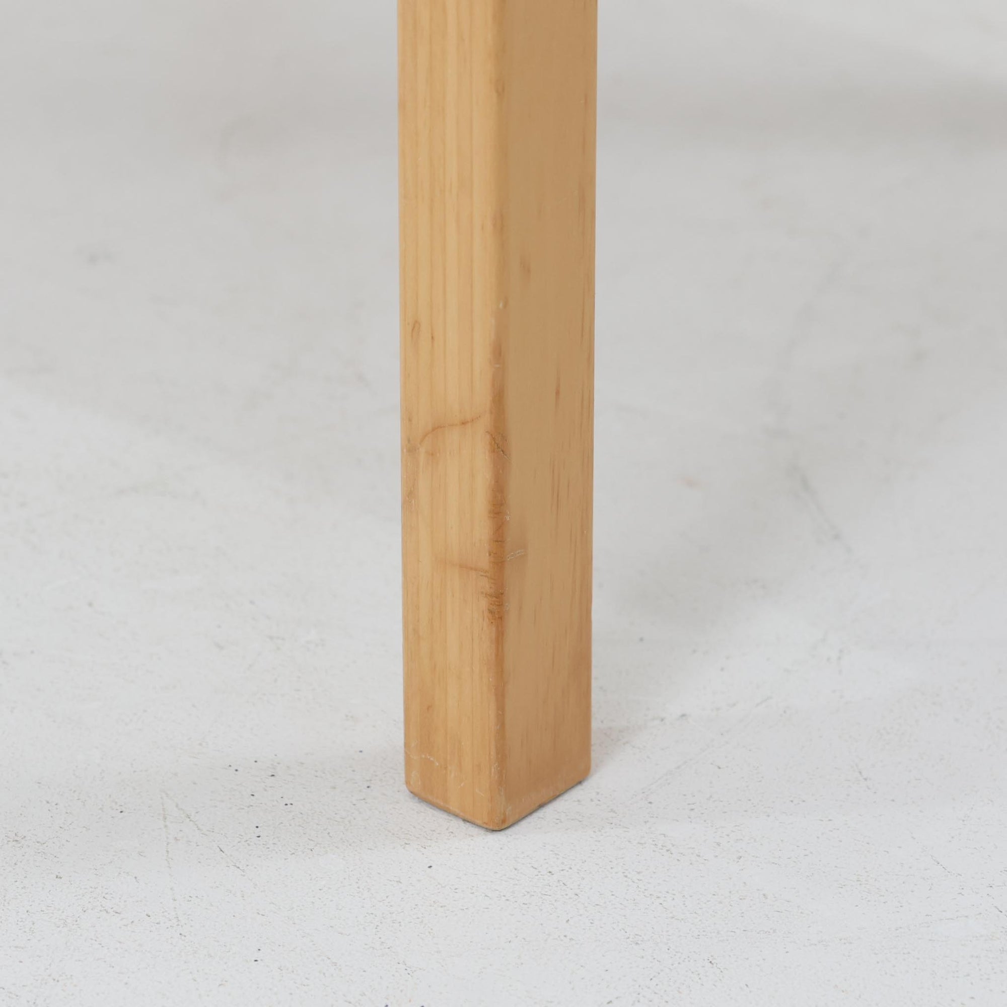 アルヴァ・アアルトが手掛け、アルテックより製作されたモデルE45のアームチェアは、積層バーチ材による滑らかなフレームと、アーム上部に施されたラタン巻きが特徴的な北欧ビンテージの名作です。直線と曲線を巧みに組み合わせた構造は、視覚的な軽やかさと高い強度を両立し、背と座には張りのあるファブリックを用いることで、長時間でも快適な座り心地を実現しています。使い込むほどに木部の色味が深まり、素材の経年変化を楽しめる点も魅力で、ダイニングや書斎、公共空間まで幅広いシーンで活躍する一脚です。