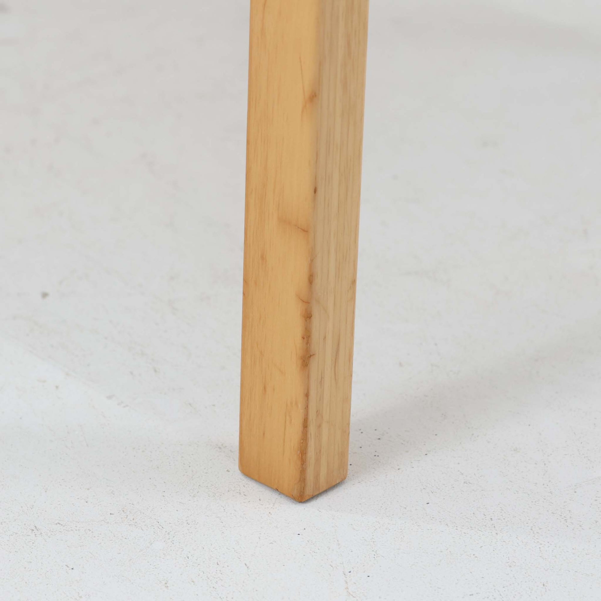 アルヴァ・アアルトが手掛け、アルテックより製作されたモデルE45のアームチェアは、積層バーチ材による滑らかなフレームと、アーム上部に施されたラタン巻きが特徴的な北欧ビンテージの名作です。直線と曲線を巧みに組み合わせた構造は、視覚的な軽やかさと高い強度を両立し、背と座には張りのあるファブリックを用いることで、長時間でも快適な座り心地を実現しています。使い込むほどに木部の色味が深まり、素材の経年変化を楽しめる点も魅力で、ダイニングや書斎、公共空間まで幅広いシーンで活躍する一脚です。