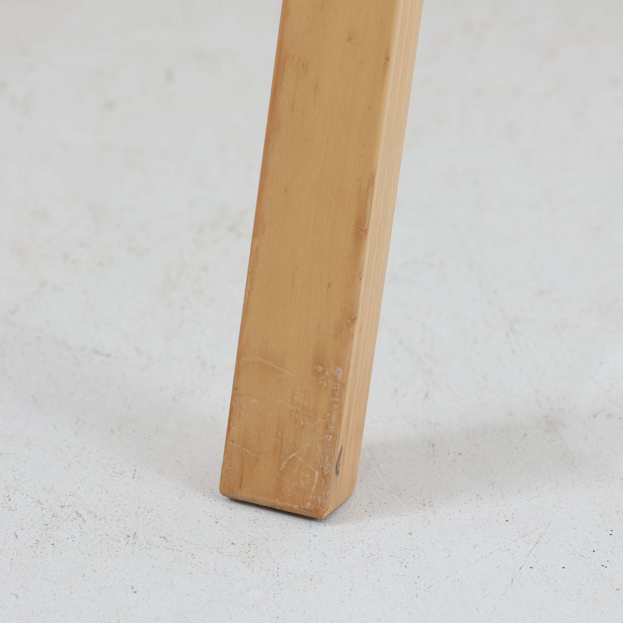 アルヴァ・アアルトが手掛け、アルテックより製作されたモデルE45のアームチェアは、積層バーチ材による滑らかなフレームと、アーム上部に施されたラタン巻きが特徴的な北欧ビンテージの名作です。直線と曲線を巧みに組み合わせた構造は、視覚的な軽やかさと高い強度を両立し、背と座には張りのあるファブリックを用いることで、長時間でも快適な座り心地を実現しています。使い込むほどに木部の色味が深まり、素材の経年変化を楽しめる点も魅力で、ダイニングや書斎、公共空間まで幅広いシーンで活躍する一脚です。