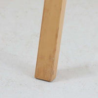 アルヴァ・アアルトが手掛け、アルテックより製作されたモデルE45のアームチェアは、積層バーチ材による滑らかなフレームと、アーム上部に施されたラタン巻きが特徴的な北欧ビンテージの名作です。直線と曲線を巧みに組み合わせた構造は、視覚的な軽やかさと高い強度を両立し、背と座には張りのあるファブリックを用いることで、長時間でも快適な座り心地を実現しています。使い込むほどに木部の色味が深まり、素材の経年変化を楽しめる点も魅力で、ダイニングや書斎、公共空間まで幅広いシーンで活躍する一脚です。