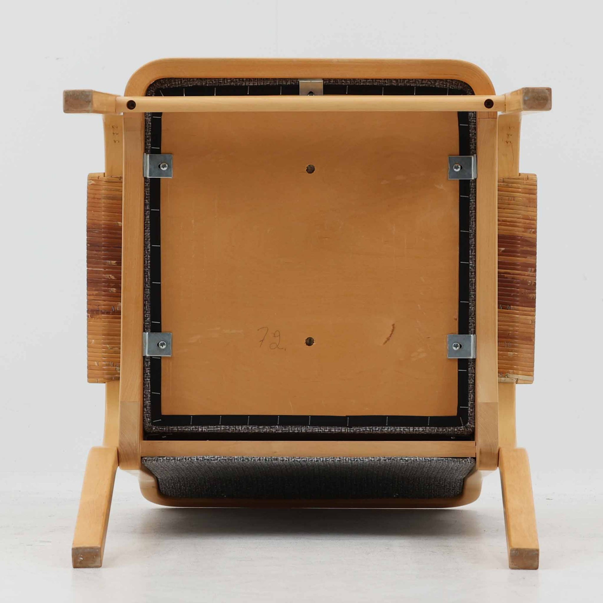 アルヴァ・アアルトが手掛け、アルテックより製作されたモデルE45のアームチェアは、積層バーチ材による滑らかなフレームと、アーム上部に施されたラタン巻きが特徴的な北欧ビンテージの名作です。直線と曲線を巧みに組み合わせた構造は、視覚的な軽やかさと高い強度を両立し、背と座には張りのあるファブリックを用いることで、長時間でも快適な座り心地を実現しています。使い込むほどに木部の色味が深まり、素材の経年変化を楽しめる点も魅力で、ダイニングや書斎、公共空間まで幅広いシーンで活躍する一脚です。