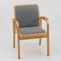 アルヴァ・アアルトが手掛け、アルテックより製作されたモデルE45のアームチェアは、積層バーチ材による滑らかなフレームと、アーム上部に施されたラタン巻きが特徴的な北欧ビンテージの名作です。直線と曲線を巧みに組み合わせた構造は、視覚的な軽やかさと高い強度を両立し、背と座には張りのあるファブリックを用いることで、長時間でも快適な座り心地を実現しています。使い込むほどに木部の色味が深まり、素材の経年変化を楽しめる点も魅力で、ダイニングや書斎、公共空間まで幅広いシーンで活躍する一脚です。