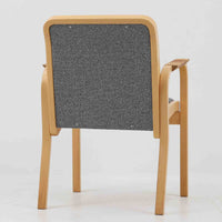 アルヴァ・アアルトが手掛け、アルテックより製作されたモデルE45のアームチェアは、積層バーチ材による滑らかなフレームと、アーム上部に施されたラタン巻きが特徴的な北欧ビンテージの名作です。直線と曲線を巧みに組み合わせた構造は、視覚的な軽やかさと高い強度を両立し、背と座には張りのあるファブリックを用いることで、長時間でも快適な座り心地を実現しています。使い込むほどに木部の色味が深まり、素材の経年変化を楽しめる点も魅力で、ダイニングや書斎、公共空間まで幅広いシーンで活躍する一脚です。