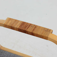 アルヴァ・アアルトが手掛け、アルテックより製作されたモデルE45のアームチェアは、積層バーチ材による滑らかなフレームと、アーム上部に施されたラタン巻きが特徴的な北欧ビンテージの名作です。直線と曲線を巧みに組み合わせた構造は、視覚的な軽やかさと高い強度を両立し、背と座には張りのあるファブリックを用いることで、長時間でも快適な座り心地を実現しています。使い込むほどに木部の色味が深まり、素材の経年変化を楽しめる点も魅力で、ダイニングや書斎、公共空間まで幅広いシーンで活躍する一脚です。