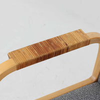 アルヴァ・アアルトが手掛け、アルテックより製作されたモデルE45のアームチェアは、積層バーチ材による滑らかなフレームと、アーム上部に施されたラタン巻きが特徴的な北欧ビンテージの名作です。直線と曲線を巧みに組み合わせた構造は、視覚的な軽やかさと高い強度を両立し、背と座には張りのあるファブリックを用いることで、長時間でも快適な座り心地を実現しています。使い込むほどに木部の色味が深まり、素材の経年変化を楽しめる点も魅力で、ダイニングや書斎、公共空間まで幅広いシーンで活躍する一脚です。