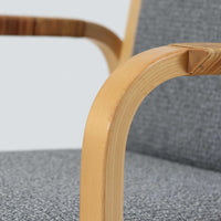 アルヴァ・アアルトが手掛け、アルテックより製作されたモデルE45のアームチェアは、積層バーチ材による滑らかなフレームと、アーム上部に施されたラタン巻きが特徴的な北欧ビンテージの名作です。直線と曲線を巧みに組み合わせた構造は、視覚的な軽やかさと高い強度を両立し、背と座には張りのあるファブリックを用いることで、長時間でも快適な座り心地を実現しています。使い込むほどに木部の色味が深まり、素材の経年変化を楽しめる点も魅力で、ダイニングや書斎、公共空間まで幅広いシーンで活躍する一脚です。