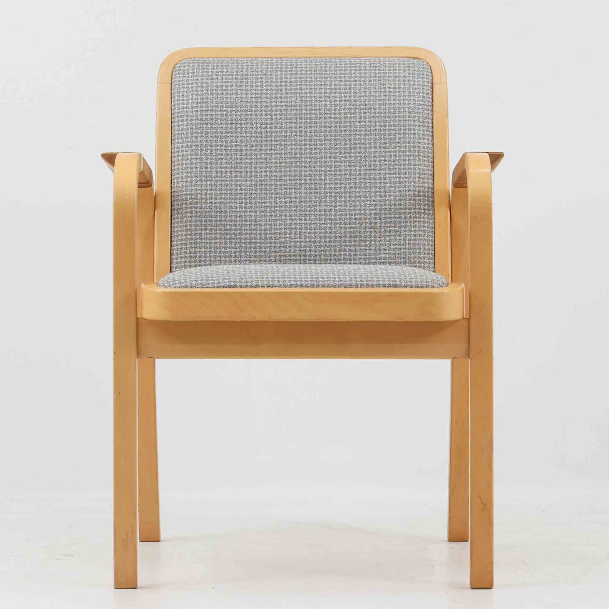 アルヴァ・アアルトが手掛け、アルテックより製作されたモデルE45のアームチェアは、積層バーチ材による滑らかなフレームと、アーム上部に施されたラタン巻きが特徴的な北欧ビンテージの名作です。直線と曲線を巧みに組み合わせた構造は、視覚的な軽やかさと高い強度を両立し、背と座には張りのあるファブリックを用いることで、長時間でも快適な座り心地を実現しています。使い込むほどに木部の色味が深まり、素材の経年変化を楽しめる点も魅力で、ダイニングや書斎、公共空間まで幅広いシーンで活躍する一脚です。