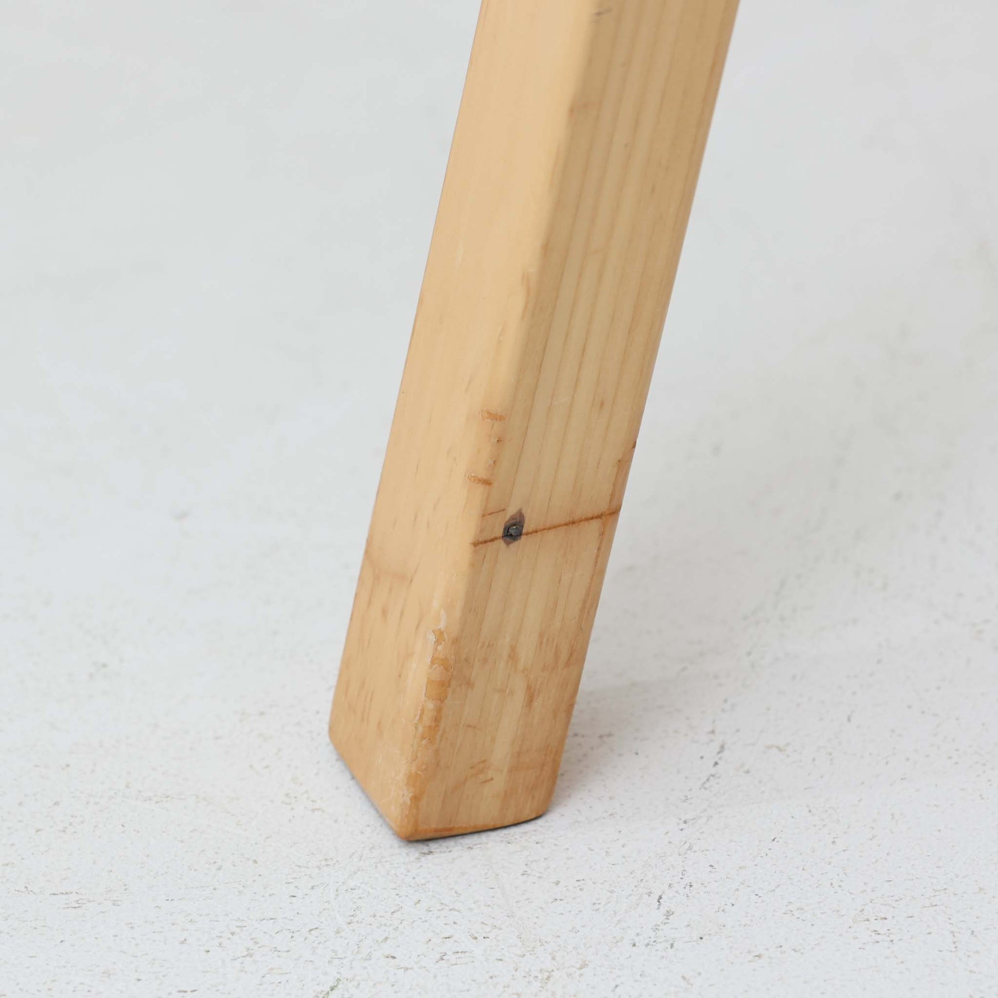 アルヴァ・アアルトが手掛け、アルテックより製作されたモデルE45のアームチェアは、積層バーチ材による滑らかなフレームと、アーム上部に施されたラタン巻きが特徴的な北欧ビンテージの名作です。直線と曲線を巧みに組み合わせた構造は、視覚的な軽やかさと高い強度を両立し、背と座には張りのあるファブリックを用いることで、長時間でも快適な座り心地を実現しています。使い込むほどに木部の色味が深まり、素材の経年変化を楽しめる点も魅力で、ダイニングや書斎、公共空間まで幅広いシーンで活躍する一脚です。