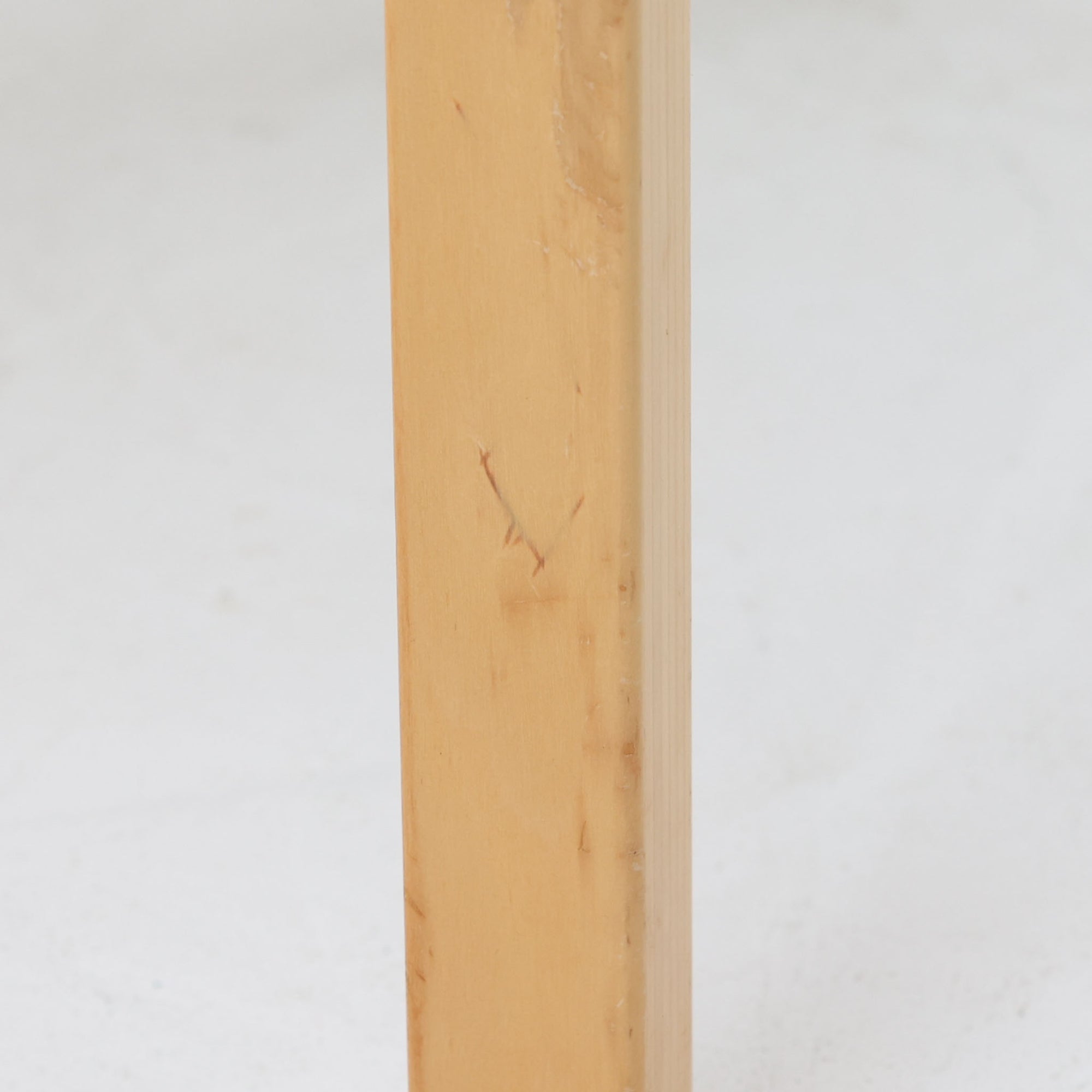 アルヴァ・アアルトが手掛け、アルテックより製作されたモデルE45のアームチェアは、積層バーチ材による滑らかなフレームと、アーム上部に施されたラタン巻きが特徴的な北欧ビンテージの名作です。直線と曲線を巧みに組み合わせた構造は、視覚的な軽やかさと高い強度を両立し、背と座には張りのあるファブリックを用いることで、長時間でも快適な座り心地を実現しています。使い込むほどに木部の色味が深まり、素材の経年変化を楽しめる点も魅力で、ダイニングや書斎、公共空間まで幅広いシーンで活躍する一脚です。