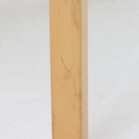 アルヴァ・アアルトが手掛け、アルテックより製作されたモデルE45のアームチェアは、積層バーチ材による滑らかなフレームと、アーム上部に施されたラタン巻きが特徴的な北欧ビンテージの名作です。直線と曲線を巧みに組み合わせた構造は、視覚的な軽やかさと高い強度を両立し、背と座には張りのあるファブリックを用いることで、長時間でも快適な座り心地を実現しています。使い込むほどに木部の色味が深まり、素材の経年変化を楽しめる点も魅力で、ダイニングや書斎、公共空間まで幅広いシーンで活躍する一脚です。